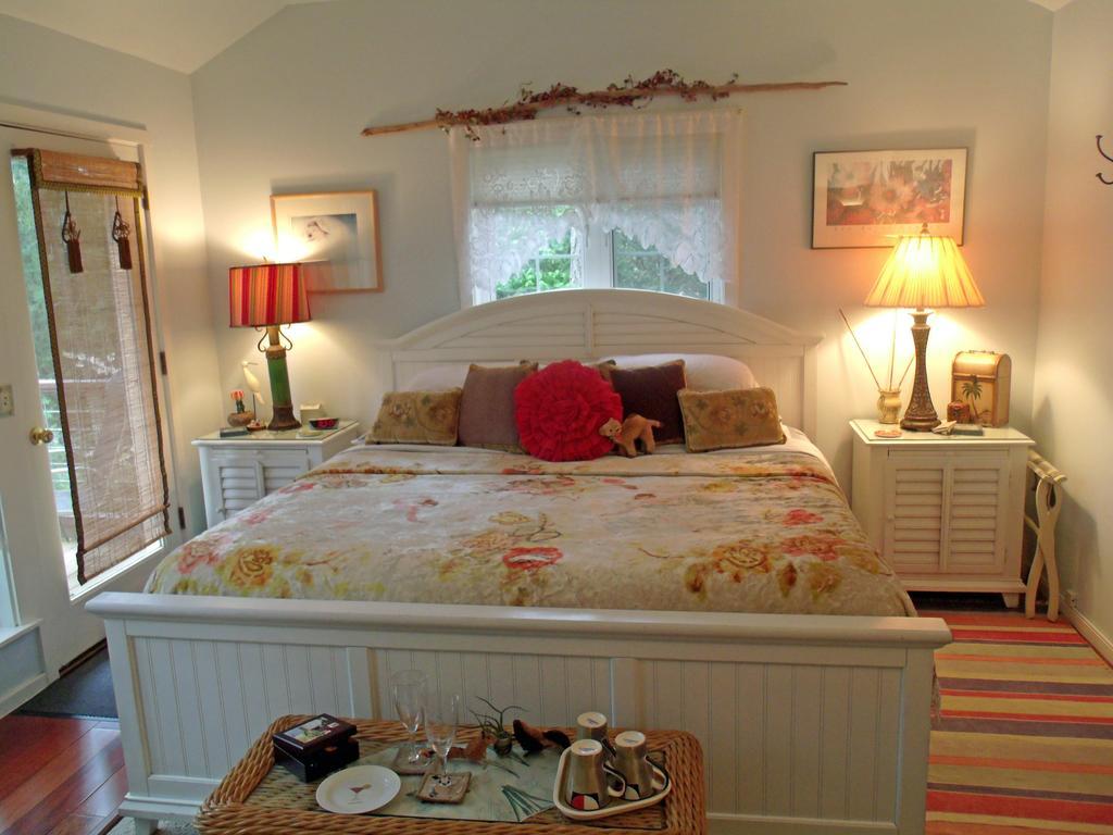 Inn To The Woods Friday Harbor Room photo