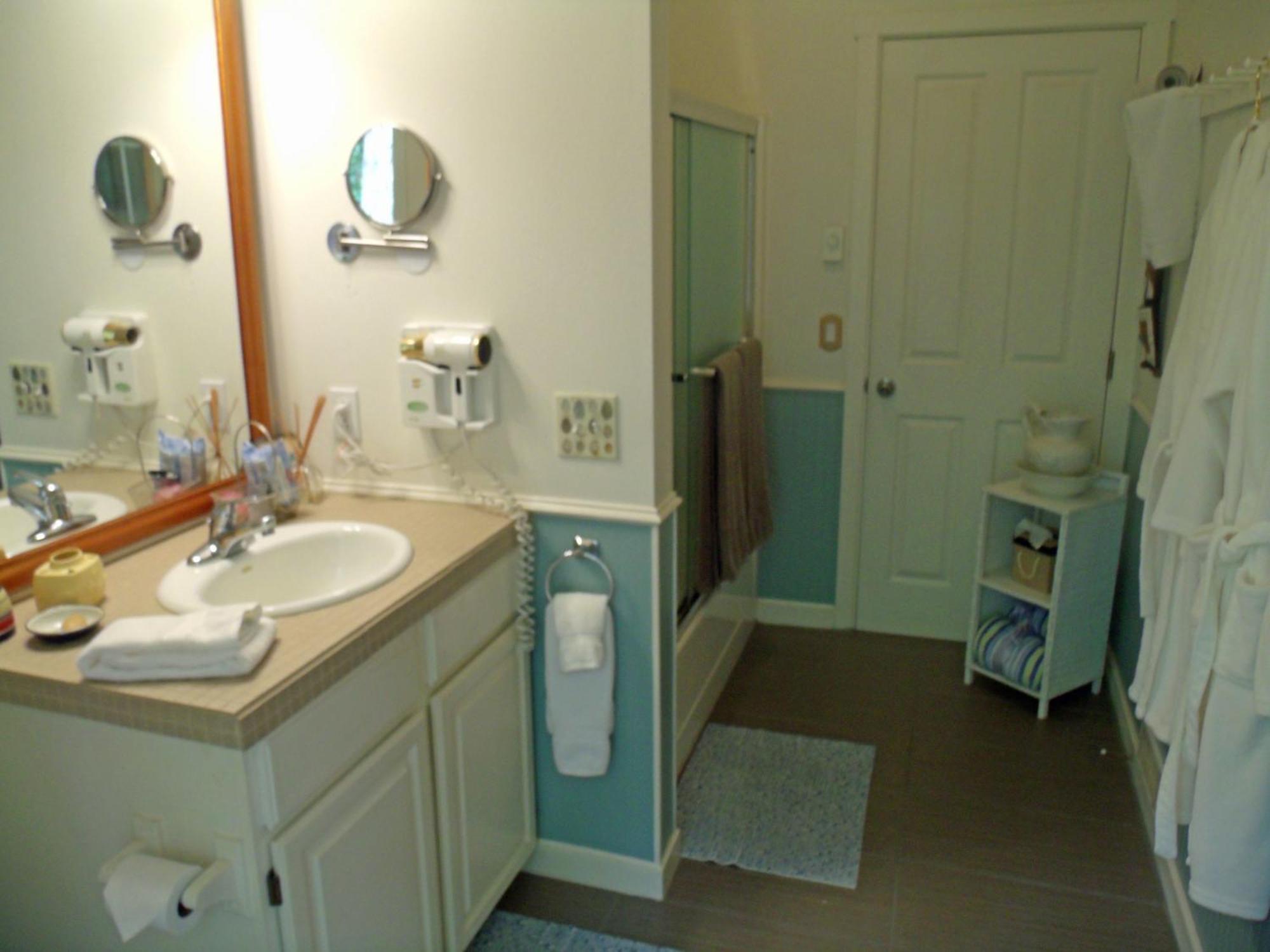 Inn To The Woods Friday Harbor Room photo