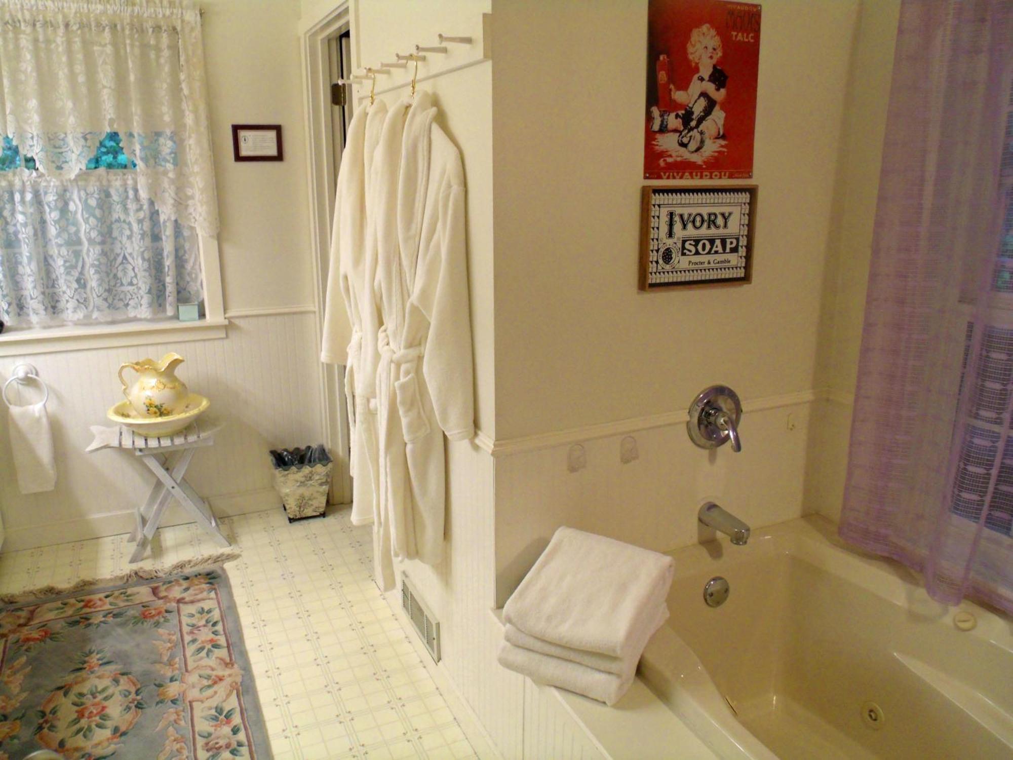 Inn To The Woods Friday Harbor Room photo